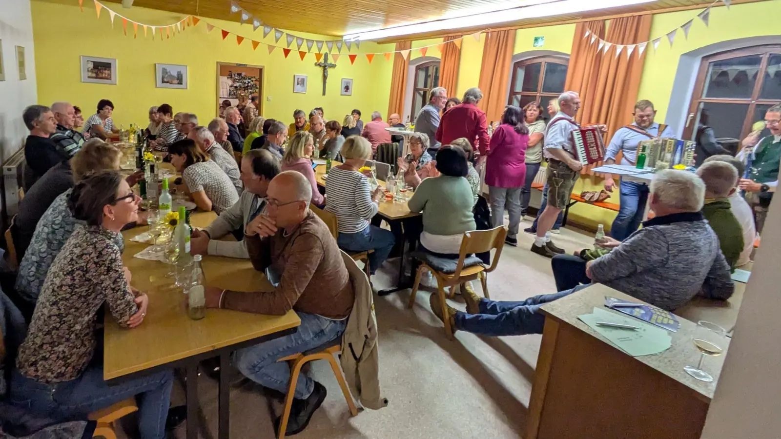 Ein Blick in den vollen Pfarrsaal. (Bild: Manfred Ederer)