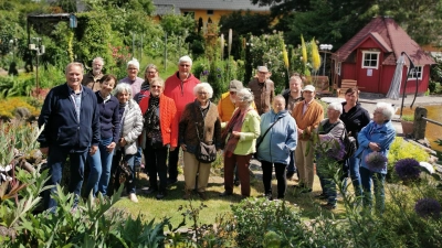 Zahlreiche Staudenfreunde, darunter Stefan Strasser als Leiter der Fachgruppe Lilien aus Erlangen (hinten, rote Jacke), waren begeistert von der Vielfalt im Garten von Romana und Hans Kramer (vorne links) in Haag bei Winklarn. (Bild: Portner)