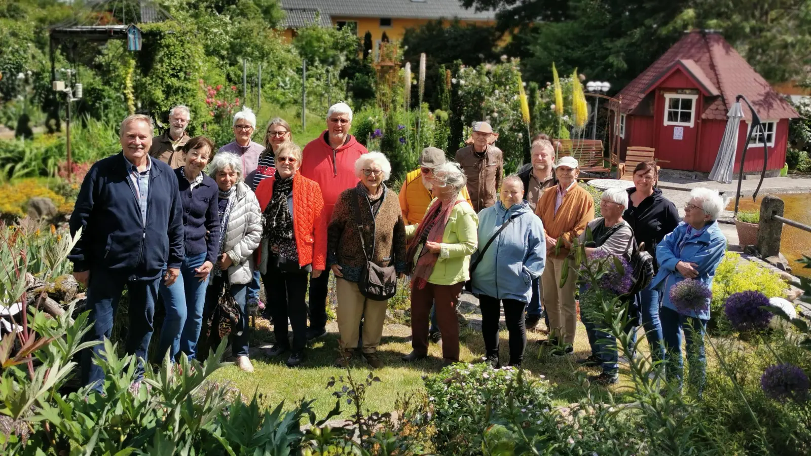 Zahlreiche Staudenfreunde, darunter Stefan Strasser als Leiter der Fachgruppe Lilien aus Erlangen (hinten, rote Jacke), waren begeistert von der Vielfalt im Garten von Romana und Hans Kramer (vorne links) in Haag bei Winklarn. (Bild: Portner)