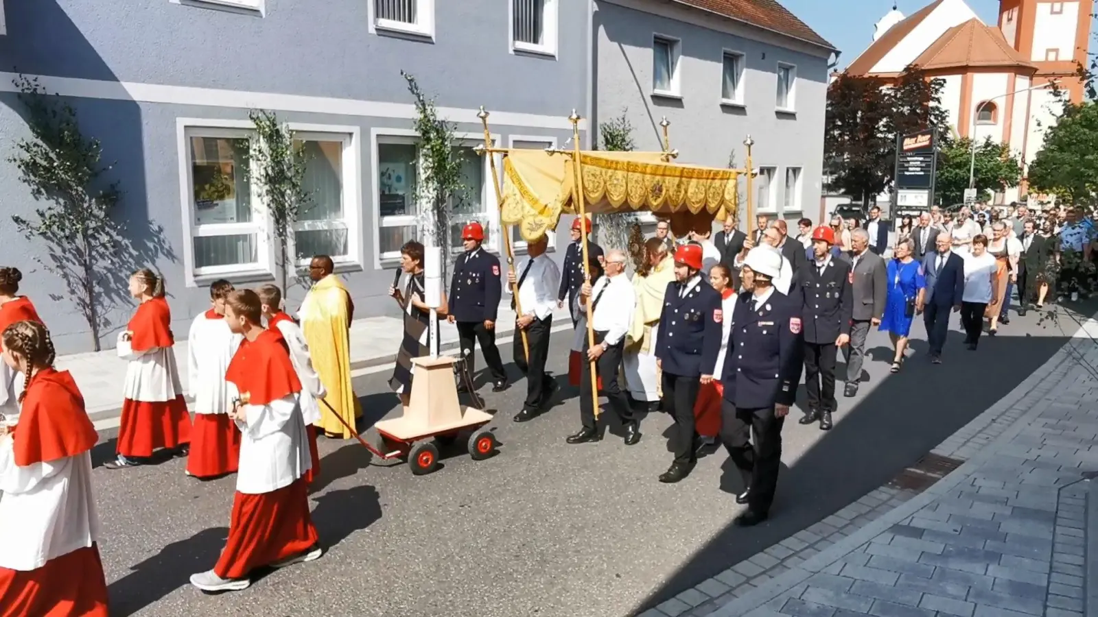 Den Baldachin trugen die Kolpingmitglieder und Feuerwehrleuten übernahmen das Begleitkommando. (Bild: Karl Ziegler )