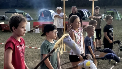 Die Kinder hatten einen Riesenspaß mit ihren selbstgebastelten Steckenpferden. (Bild: Joachim Gebhardt)