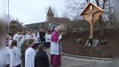 Bischof Dr. Rudolf Voderholzer in Rottendorf bei seinen Dankesworten am neuen Kreuz an die Gläubigen, den Pfarrgemeinderat sowie die Kirchenverwaltung, wie auch die Spender und Handwerker. Der Standplatz zwischen Kirche und Schule sei ideales Glaubenszeugnis.  (Bild: Michael Götz)