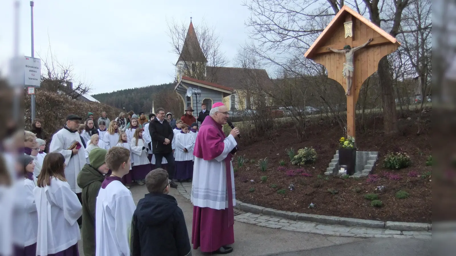 Bischof Dr. Rudolf Voderholzer in Rottendorf bei seinen Dankesworten am neuen Kreuz an die Gläubigen, den Pfarrgemeinderat sowie die Kirchenverwaltung, wie auch die Spender und Handwerker. Der Standplatz zwischen Kirche und Schule sei ideales Glaubenszeugnis.  (Bild: Michael Götz)