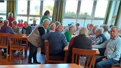 Ein Teil der anwesenden Senioren mit Vorsitzenden Helmut Fastner, rechts im Bild, im regem Austausch während der Pause. (Bild: Hannelore Leitmeier)