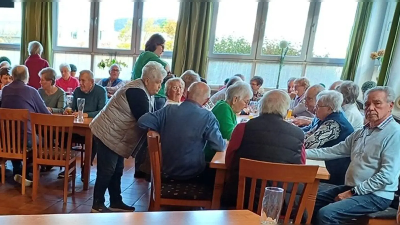 Ein Teil der anwesenden Senioren mit Vorsitzenden Helmut Fastner, rechts im Bild, im regem Austausch während der Pause. (Bild: Hannelore Leitmeier)