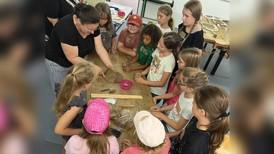 Christina Landgraf leitet die Kinder an. (Bild: Christine Wolf)