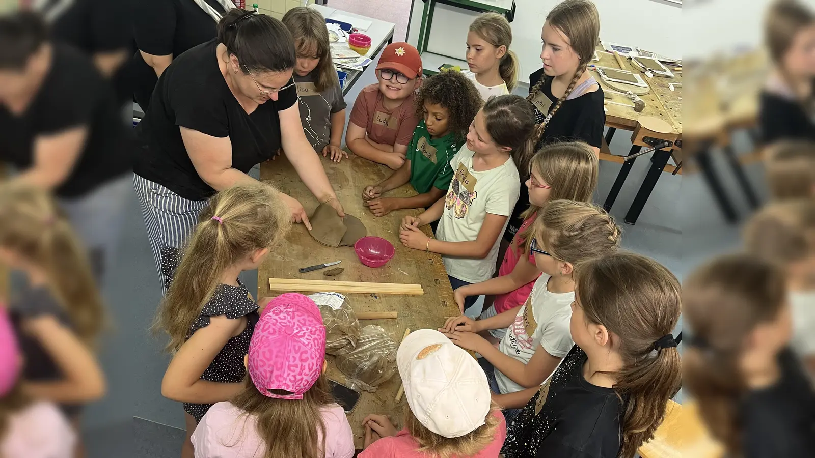 Christina Landgraf leitet die Kinder an. (Bild: Christine Wolf)