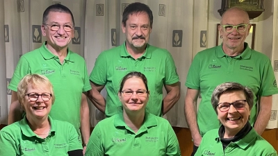 Einen neuen Vorstand wählen die Schnaittenbacher Skatspechte (hintere Reihe, von links): Erster Vorsitzender und Spielleiter Peter Stingl, Zweiter Vorsitzender und Zweiter Clubmeister Udo Behnke sowie Dritter Clubmeister Hans-Jürgen Körtgen; vordere Reihe (von links): Schriftführerin Andrea Herrmann, Kassenverwalterin Silvia Lautenbach und Erste Clubmeisterin Luzia Stingl. (Bild: Karl Herrmann/exb)