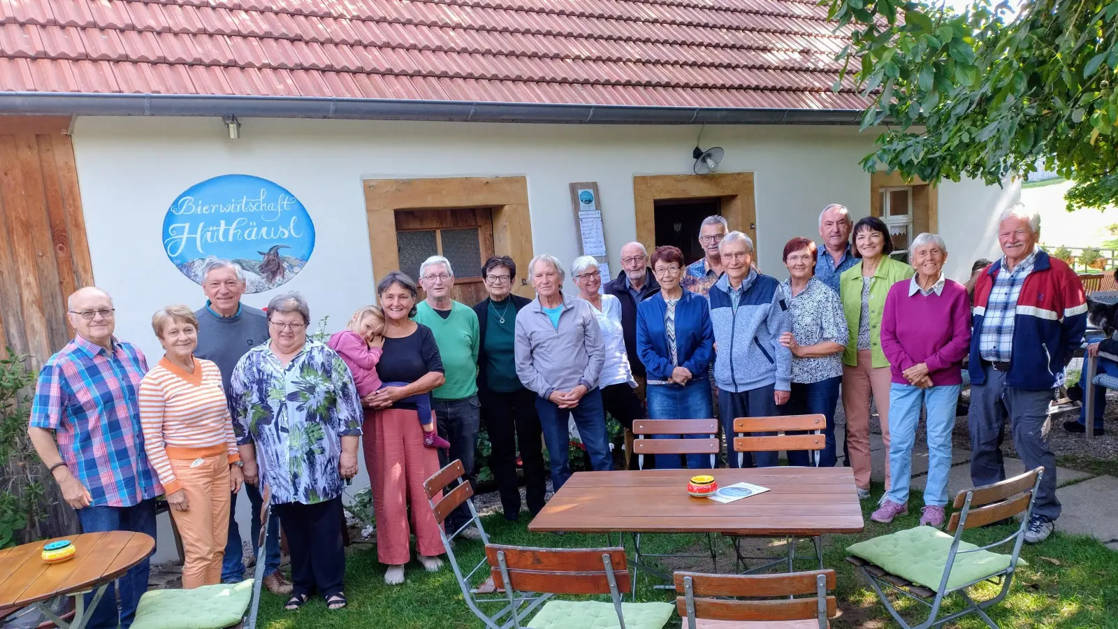 Das Bild zeigt die Besucher vor dem Hüthäusl an der Vilsquelle in Kleinschönbrunn. (Bild: Anna Metz)