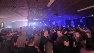 Ausgelassene Stimmung bei der Premiere der Millennium Night: In der Kleintierhalle in Floß feierten die Gäste generationsübergreifend zu den größten Hits der 90er- und 2000er-Jahre. (Bild: Marcel Weidner)