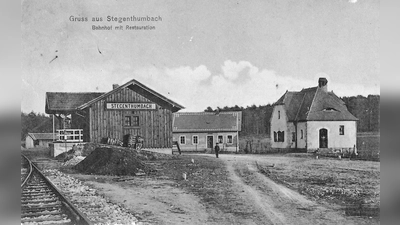 Ab 1905 fuhr die Königlich Bayerische Staats-Eisenbahn von Eschenbach aus über Stegenthumbach und Metzenhof nach Kirchenthumbach. Zum Bahnhof gehörte neben dem Bahnwärterhaus auch ein Gasthaus, betrieben durch die Familie Kopp. (Bild: Kornelia Götz)