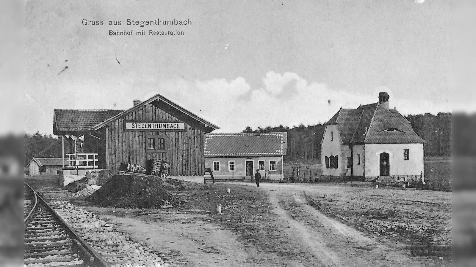 Ab 1905 fuhr die Königlich Bayerische Staats-Eisenbahn von Eschenbach aus über Stegenthumbach und Metzenhof nach Kirchenthumbach. Zum Bahnhof gehörte neben dem Bahnwärterhaus auch ein Gasthaus, betrieben durch die Familie Kopp. (Bild: Kornelia Götz)