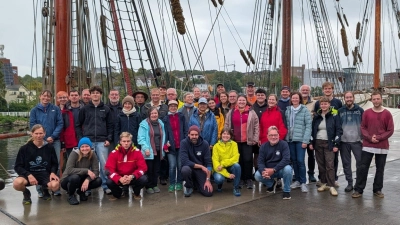 Musikerinnen und Musiker der Knappschaftskapelle Amberg mit der Crew der Thor Heyerdahl (Bild: Michaela Krieg)
