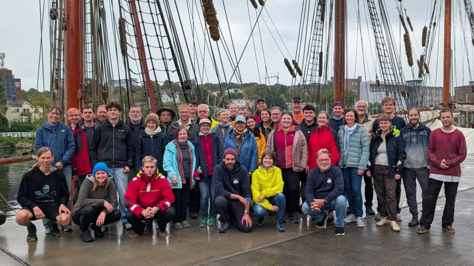 Musikerinnen und Musiker der Knappschaftskapelle Amberg mit der Crew der Thor Heyerdahl (Bild: Michaela Krieg)