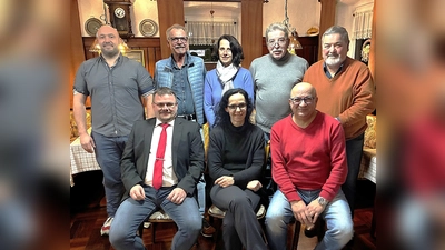 Zur Diskussionsveranstaltung in Kohlberg hat sich SPD-Landratskandidat Tino Bayer (vorne links) angesagt. Ortsvorsitzender Mehmet Begen (vorne rechts) und sein Team für die Marktratswahl (stehend) freuen sich auf regen Besuch. Mit im Bild ist Karolina Forster aus Eschenbach. <br> (Archivbild: Johann Müller)