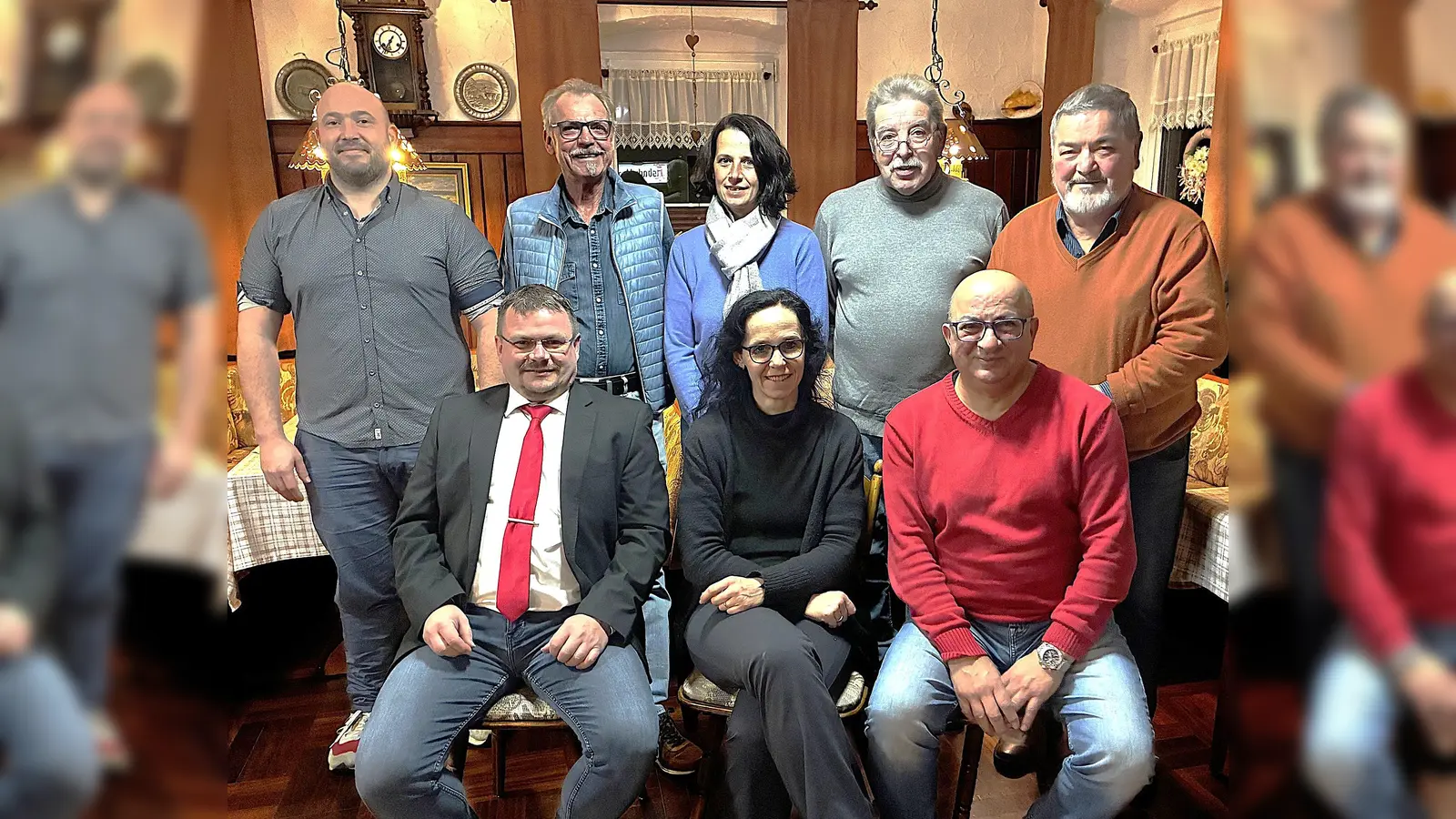 Zur Diskussionsveranstaltung in Kohlberg hat sich SPD-Landratskandidat Tino Bayer (vorne links) angesagt. Ortsvorsitzender Mehmet Begen (vorne rechts) und sein Team für die Marktratswahl (stehend) freuen sich auf regen Besuch. Mit im Bild ist Karolina Forster aus Eschenbach. <br> (Archivbild: Johann Müller)