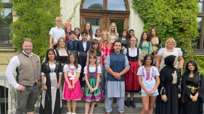 Unterschiedliche Trachten aus verschiedenen Regionen bereicherten das Fest der Kulturen (Bild: Corinna Kellner)