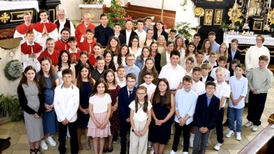 Gruppenfoto der Firmlinge (Bild: Argauer Altstadtatelier Weiden)