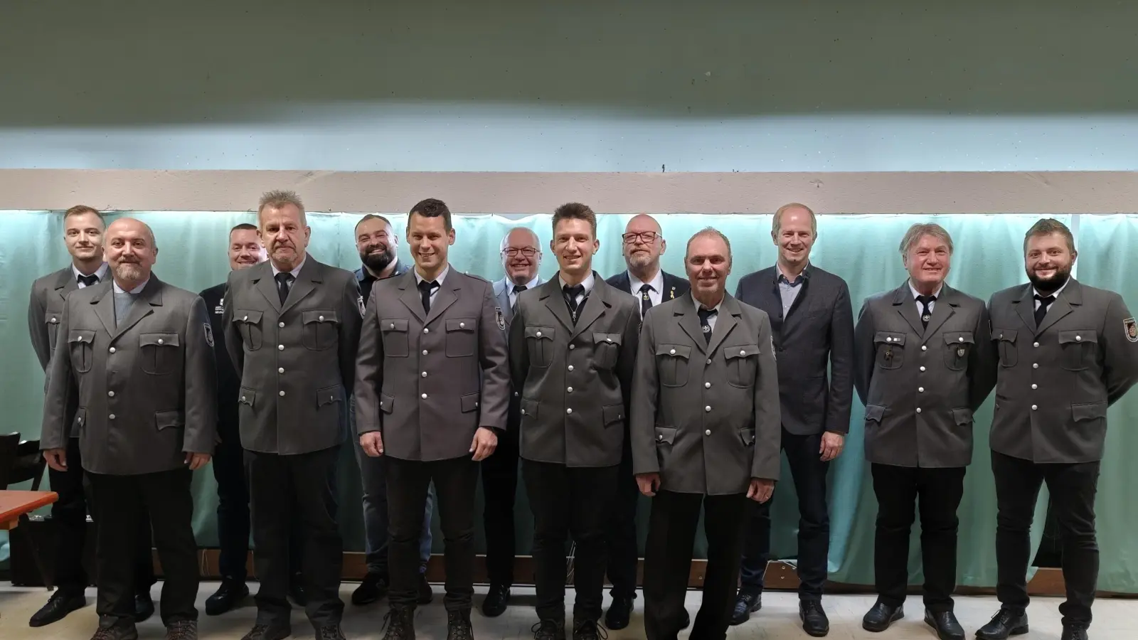 Die frisch gewählte Vorstandschaft rund um 1. Vorstand Friedhelm Meyer (Reihe vorne erster von rechts) mit Ehrenvorstand Georg Baumann (Reihe hinten zweiter von rechts) und den Ehrengästen 1. Bürgermeister Konrad Kiener und 2. Kreisverbandsvorsitzenden des BSB Andrée Pöppich (Reihe hinten dritter und vierter von rechts). (Bild: Ivonne Weidner)