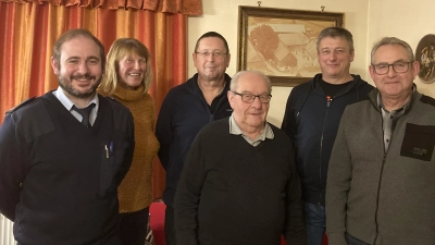 Das Bild zeigt von links: Tobias Schwamberger, 1. Vorsitzender FFW, Martha Jung, 1. Vorsitzende. Flurbereinigung und Jagdgenossen, Klaus Sladky, 1. Vorsitzender Blaskapelle, Jubilar Josef Bäuml, Wolfgang Schüßler, 1. Vorsitzender Bulldogfreunde und Bernd Schwamberger, 1. Vorsitzender OWV.  (Bild: Wolfgang Bäuml)