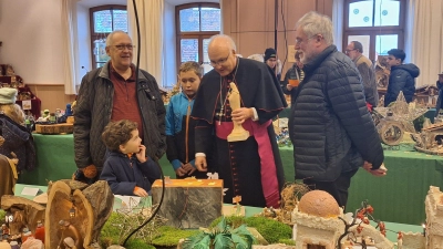 Der jüngste Aussteller Max Begen 5 Jahre alt zeigt Bischof Rudolf Vorderholzer und Pfarrer Prechtl seine Krippe (Bild: Erhard Walberer)