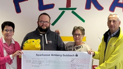 Den Erlös aus dem Adventsbasar der Selbsthilfegruppen überreichten Sabine Graf (Zweite von rechts) und Christian Glaßer (Zweiter von links) an Margit Meier (links) und Oskar Schmidt (rechts).  (Bild: Klinikum/Dietl/exb)