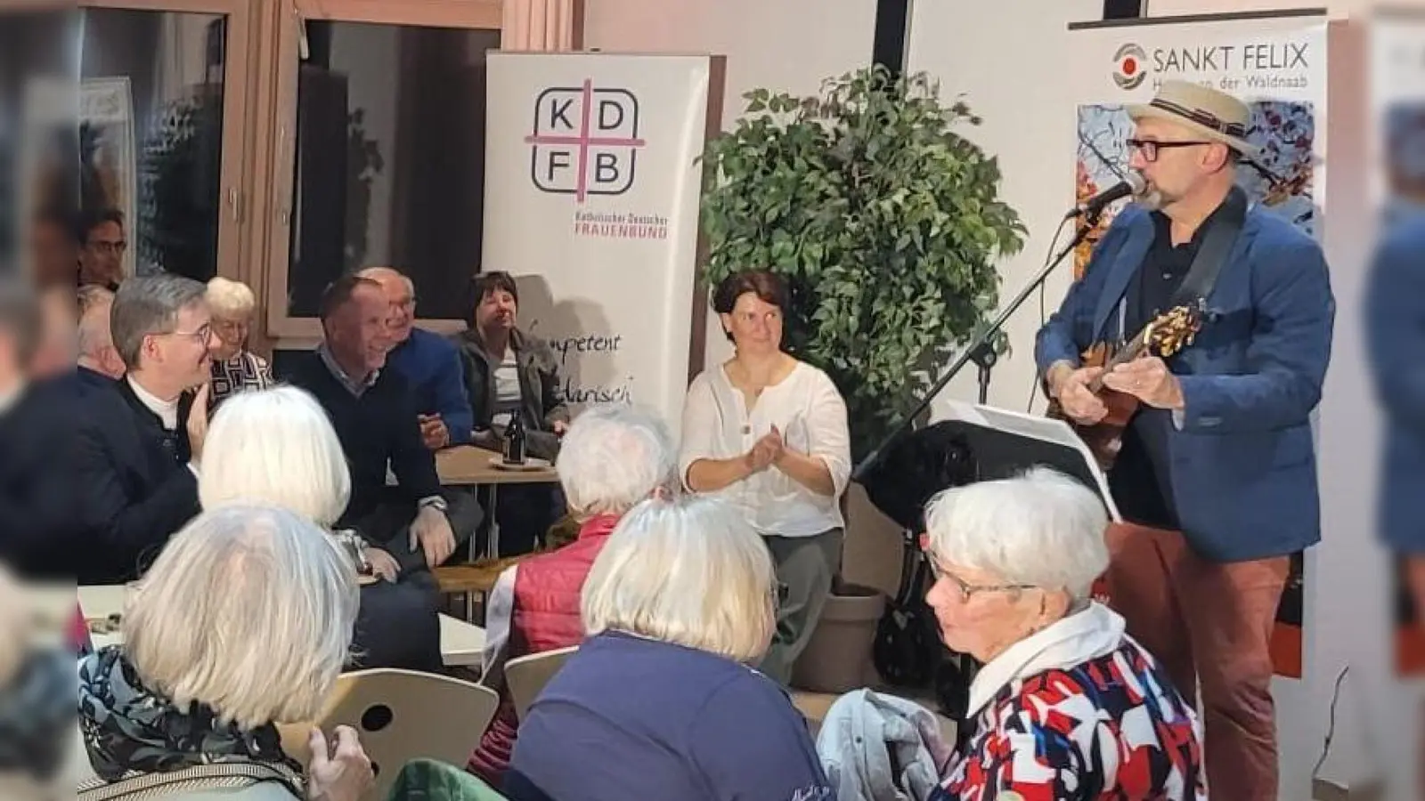 Hubert Treml sorgt für heitere Stimmung im Pfarrheim St. Georg in Neustadt. (Bild: Doris Enzmann)