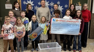 Schulkinder mit Zahnarztteam, Lehrerinnen und Schulleiterin. (Bild: Birgit Enders)