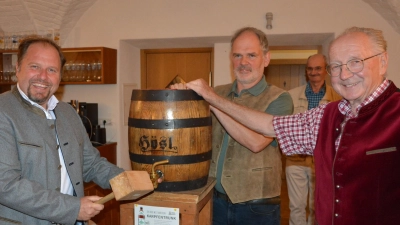 Nur zwei Schläge brauchte Landrat Hubert Schicker (links) um das erste Fass Karpfentrunk im Fischhof Beer anzuzapfen. Beobachtet wird er dabei von Brauereichef Michael Hösl (rechts) und Arge-Fisch-Vorsitzender Thomas Beer.  (Bild: Josef Rosner)