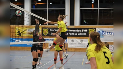 Mittelangreiferin Emma Peter verwandelt ein Anspiel von Zuspielerin Franziska Beck.  (Bild: Andreas Emmel)