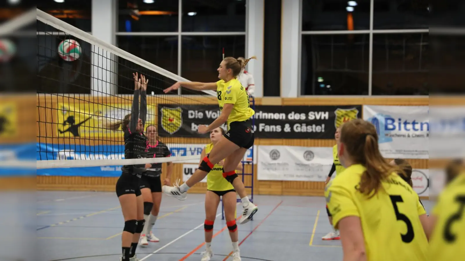 Mittelangreiferin Emma Peter verwandelt ein Anspiel von Zuspielerin Franziska Beck.  (Bild: Andreas Emmel)