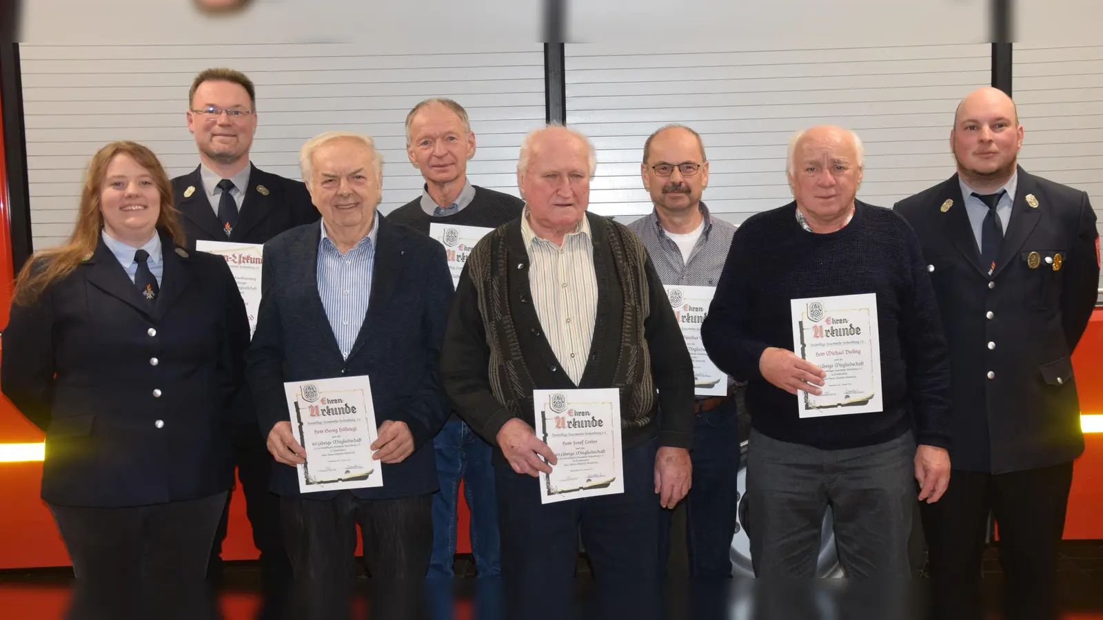Mitgliederehrung bei der FF Hohenburg. v.l. Vorsitzende Sabrina Schindler, Bürgermeister Florian Junkes, Georg Höllriegl (60 Jahre), Ludwig Rubenbauer (50), Josef Lotter (65), Günther Wittl (40) Michael Dieling (40) sowie Kommandant Martin Falk. (Bild: Paul Böhm)
