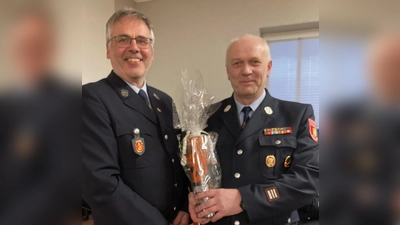  Der neue Vorsitzende Günter Ott (links) Überreichte zum Dank an den scheidenden Vorsitzenden Harald Dirnberger ein Geschenk für seine ehrenamtliche Tätigkeit. (Bild: Sieglinde Schärtl)