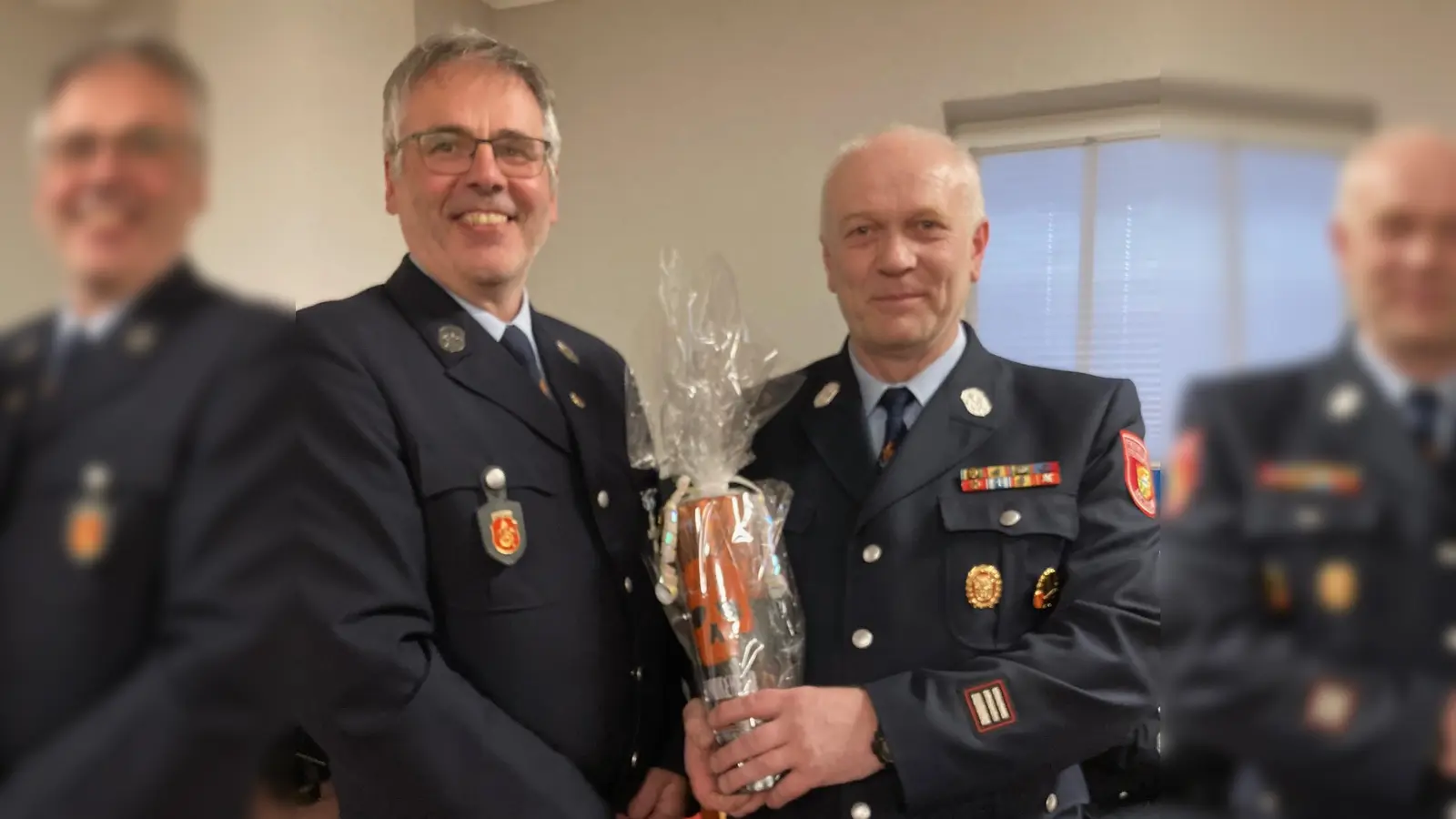  Der neue Vorsitzende Günter Ott (links) Überreichte zum Dank an den scheidenden Vorsitzenden Harald Dirnberger ein Geschenk für seine ehrenamtliche Tätigkeit. (Bild: Sieglinde Schärtl)