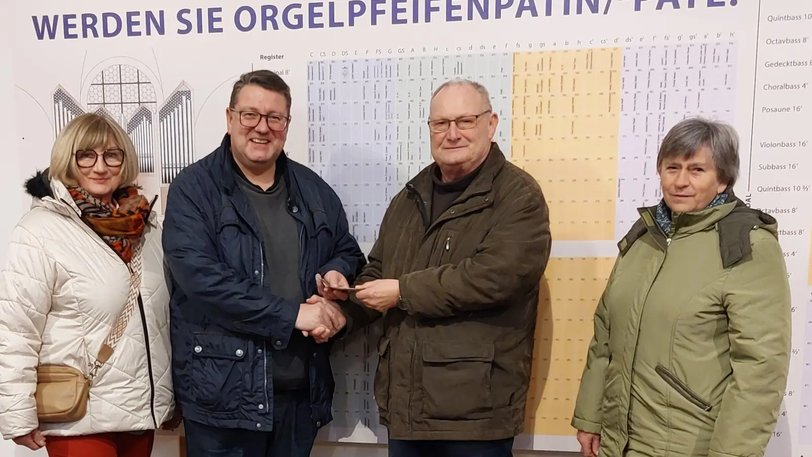 Durch den Überschuss des Klassentreffens wurde eine Orgelpfeifen-Patenschaft übernommen. Das Organisationsteam überrechte die Spende durch Eduard Fuchs (Zweiter von rechts) an Pfarrer Udo Klösel. (Bild: Eduard Fuchs)