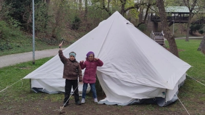Zelt mit Kindern im Stadtgraben. (Bild: Jakob Storg)