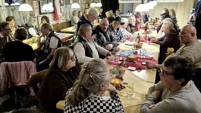 Ein voller Saal und beste Stimmung: Beim traditionellen Weinfest der Blue Knights Germany VII e. V. in Weiden standen Geselligkeit, Kameradschaft und Freundschaft im Einklang. (Bild: Georg Arnold )