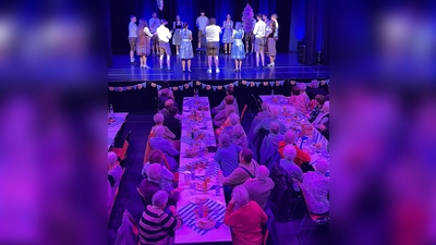 Die Kirwapaare Ursensollen begeisterten mit ihren Tänzen (Bild: Anita Findling)