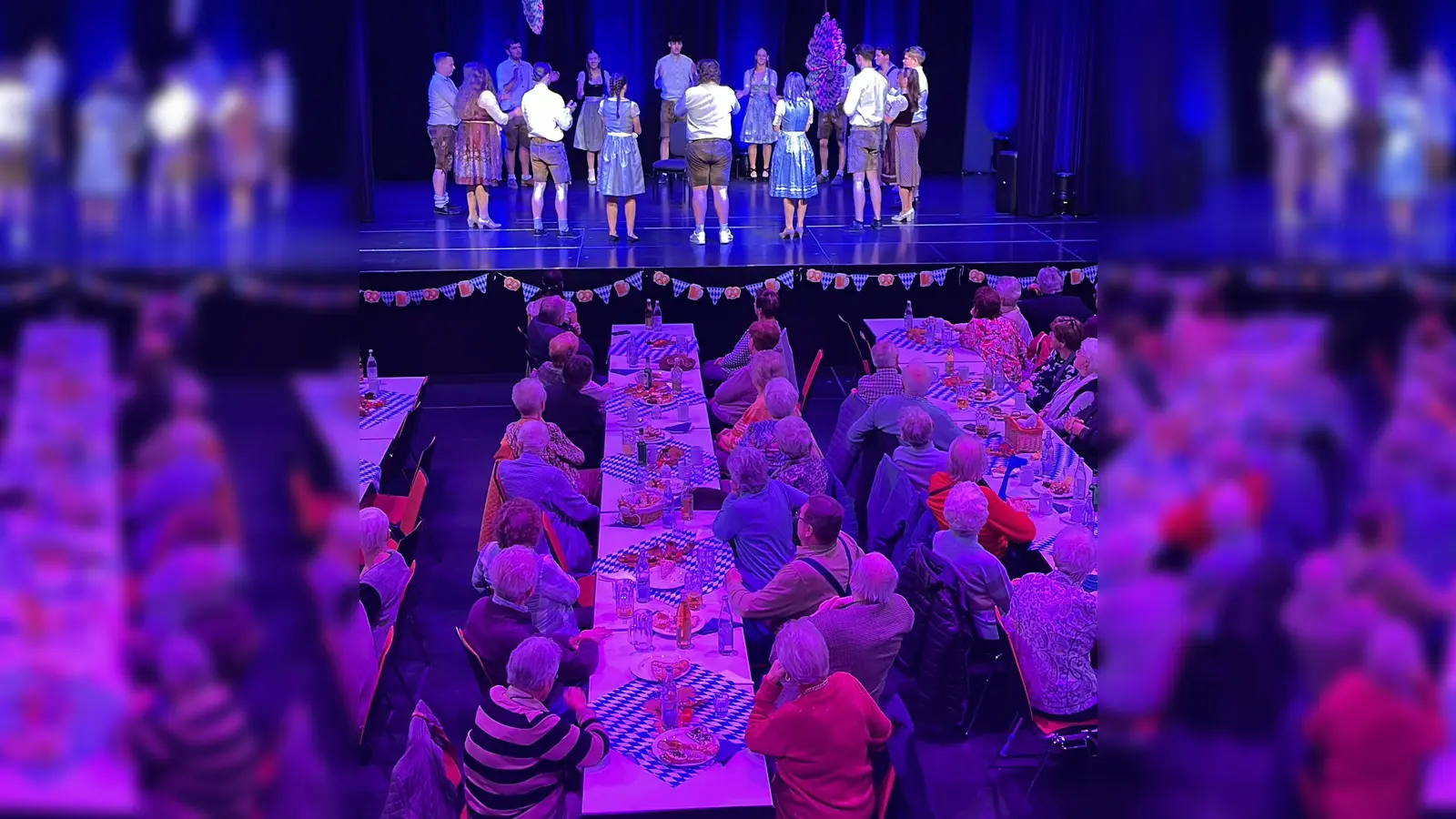 Die Kirwapaare Ursensollen begeisterten mit ihren Tänzen (Bild: Anita Findling)