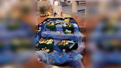 Das Bodenbild zum Thema Schöpfung wurde von den Kindern beim Familiengottesdienst am Erntedanksonntag gestaltet.  (Bild: Michael Jakob)