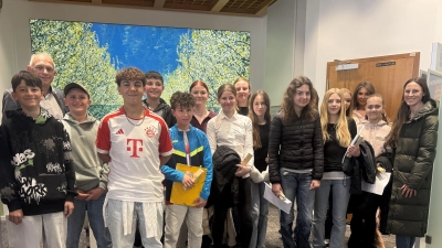 Die Klasse 7c durfte zusammen mit ihrer Lehrkraft Annika Siegler einen Blick hinter die Kulissen der Bank werfen. (Bild: Annika Siegler)