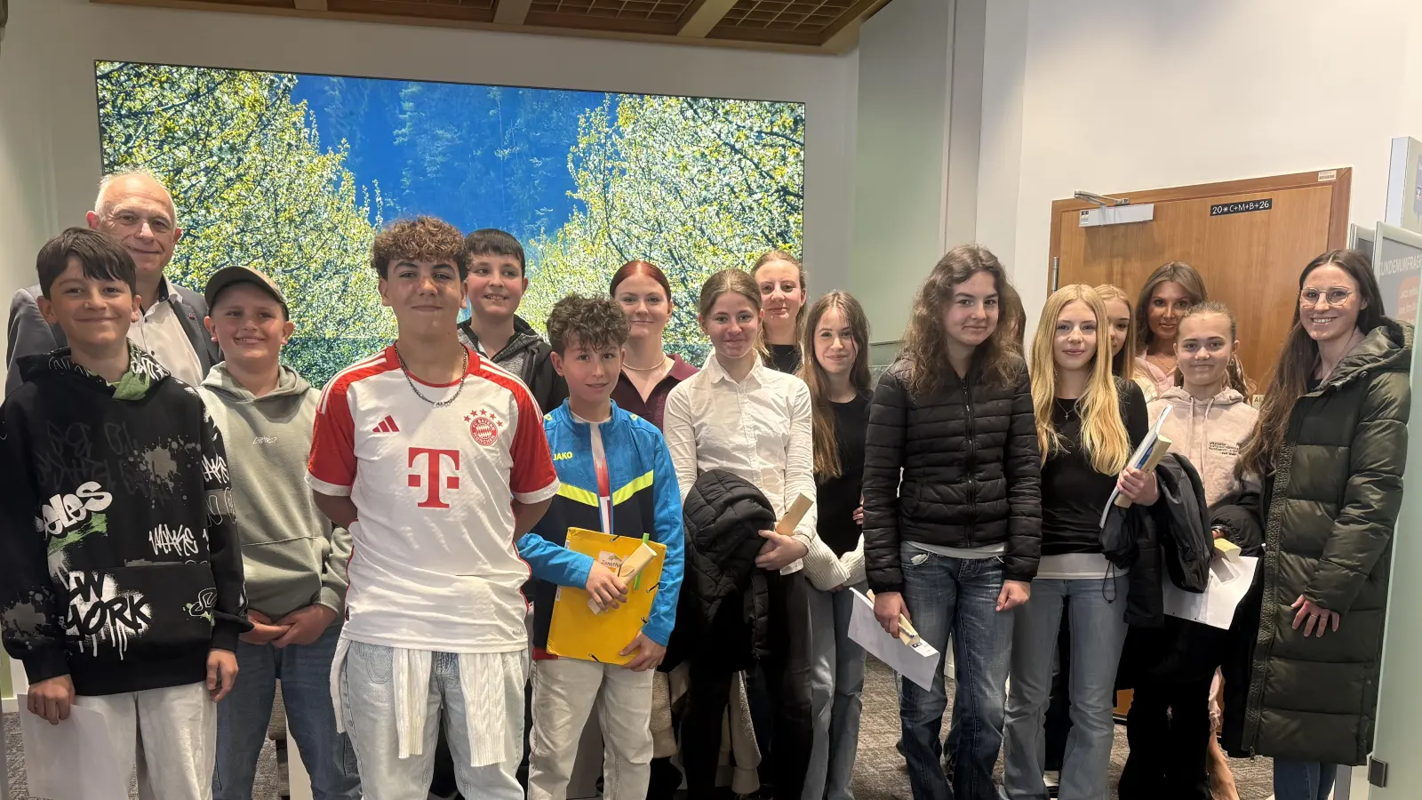 Die Klasse 7c durfte zusammen mit ihrer Lehrkraft Annika Siegler einen Blick hinter die Kulissen der Bank werfen. (Bild: Annika Siegler)