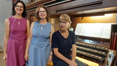 „Punkt 12”-Konzert in der Josefskirche mit Silvia Schönberger, Judith Peter und Karin Schönberger (v.l). Auf dem Programm standen Werke der Romantik und des Barocks. (Bild: Helmut Kunz)