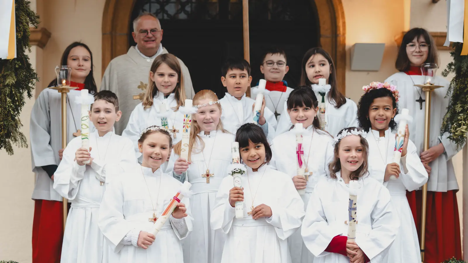 Freudige Erstkommunionkinder mir Pfarrer Klein vor der Kirche St. Peter und Paul <br> (Bild: Creative Arts Can Demirci)