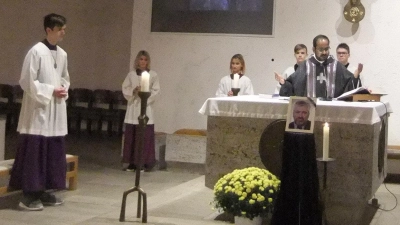 Pfarrer Sagai am Altar der Kirche St. Konrad beim Gedenk- und Dankgottesdienst für den verstorbenen Priester Alfons Laumer. (Vor dem Altar das Bild von Pfarrer Laumer). (Bild: Michael Götz)