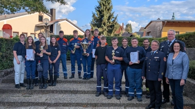 Bürgermeisterin Tina Zeitler, Kreisbrandrat Stefan Gleißner und Kreisjugendfeuerwehrwart Wolfgang Bauer beglückwünschten den ersten drei Siegern aus Beidl/Schönficht und Falkenberg. (Bild: Florian Trißl)