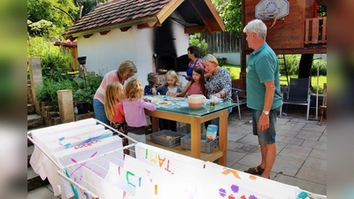 Nach dem Kartoffeldruck an T-Shirts waren die Kinder gefordert, den Pizzateig zu belegen. Danach kamen die Pizzen in den Backofen. (Bild: Leonhard Ehras)