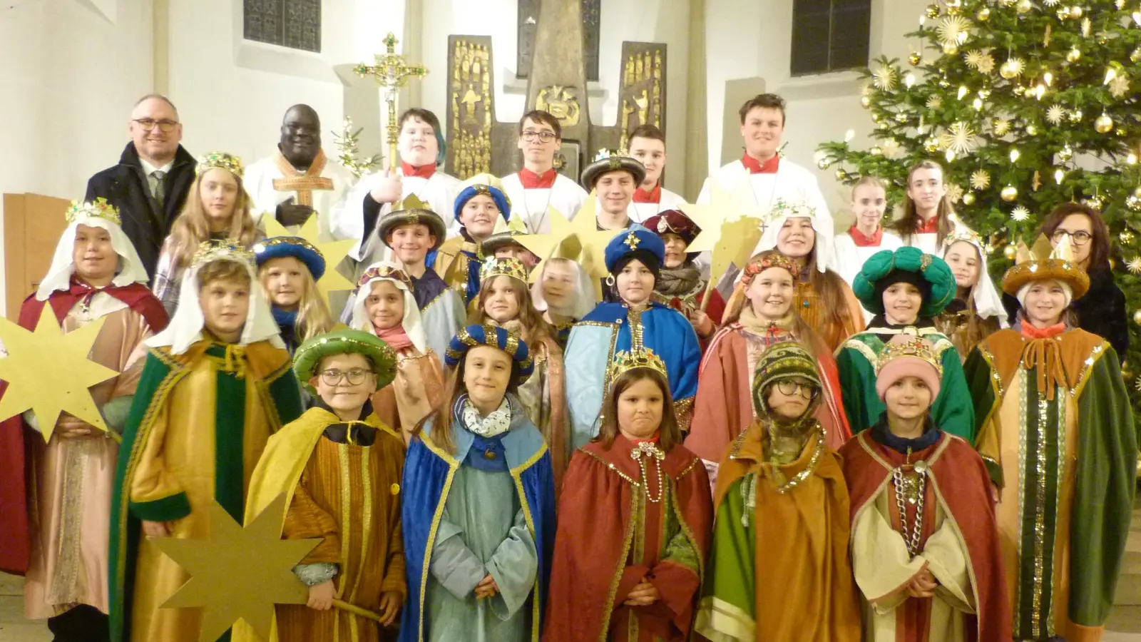 Die Sternsinger der katholischen Pfarrgemeinde Mantel wurden in einem Gottesdeinst ausgesendet. (Bild: Priska Hofmann)