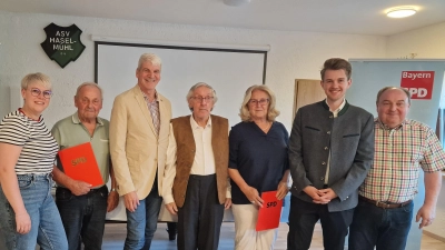 Fraktionsvorsitzende Lisa Hartinger, Peter Werner, Michael Rischke, Helmut Feuchtwurzer, Hannelore Sieler, David Mandrella, Vorsitzender Hans Hartinger. (Bild: Katharina Hackl)