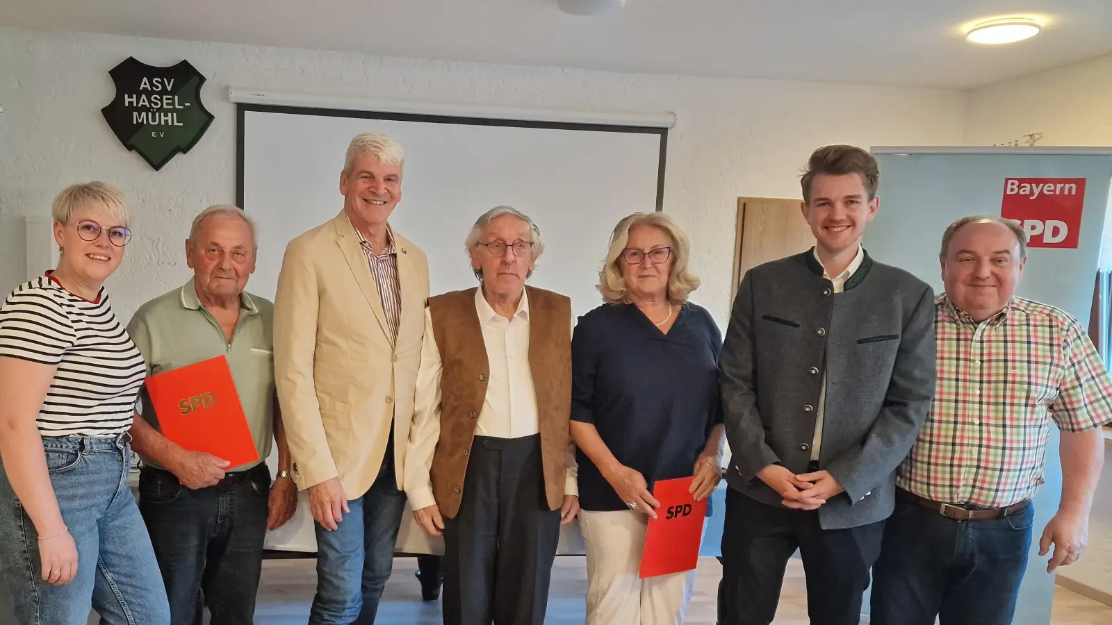 Fraktionsvorsitzende Lisa Hartinger, Peter Werner, Michael Rischke, Helmut Feuchtwurzer, Hannelore Sieler, David Mandrella, Vorsitzender Hans Hartinger. (Bild: Katharina Hackl)